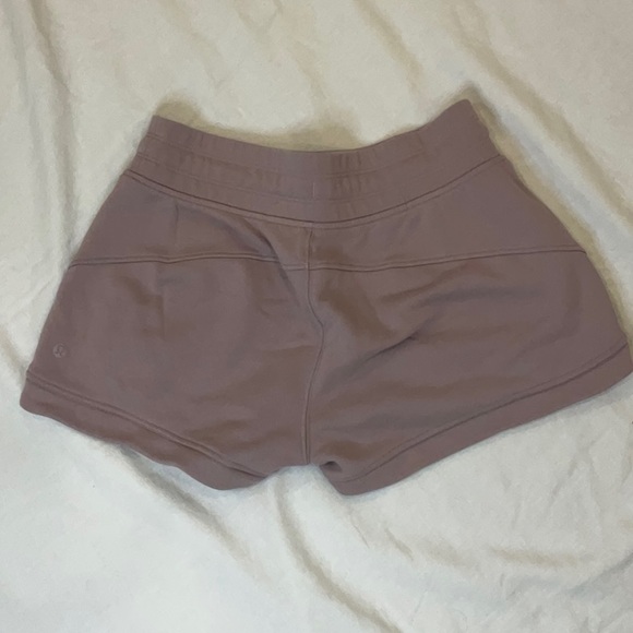 Lululemon Athletica Shorts | Size 6 | Mauve Colour | Pockets | Workout Shorts - Picture 3 of 5